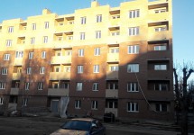 Декабрь 2015. Ведется внутренняя отделка подъезда, благоустройство территории, монтаж крыши.