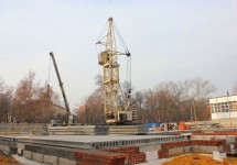 Октябрь 2014. Производится установка башенного крана.